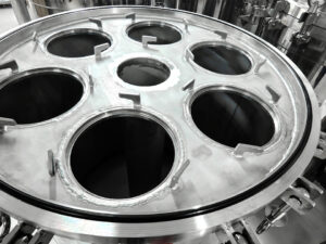 Instalación de carcasas de filtro para las líneas de filtración del producto final en una fábrica de cerveza