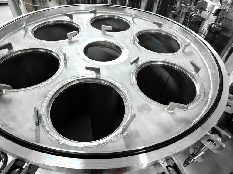 Instalación de carcasas de filtro para las líneas de filtración del producto final en una fábrica de cerveza