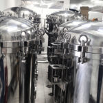 Instalación de carcasas de filtro para las líneas de filtración del producto final en una fábrica de cerveza