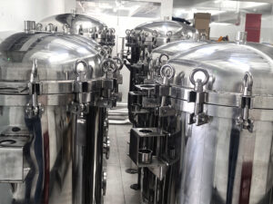 Instalación de carcasas de filtro para las líneas de filtración del producto final en una fábrica de cerveza