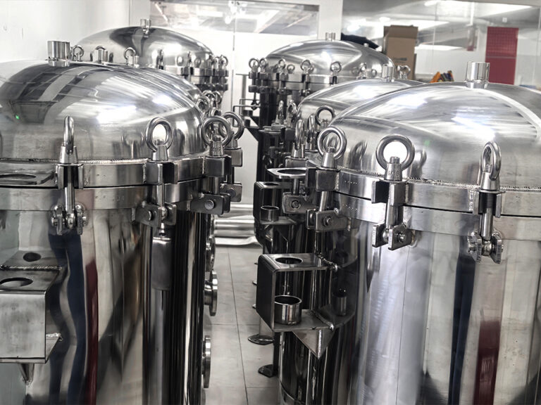 Instalación de carcasas de filtro para las líneas de filtración del producto final en una fábrica de cerveza